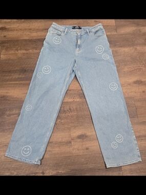 Hollister Light Blue Denim High-Rise Dad Jeans White Smiley Face Print